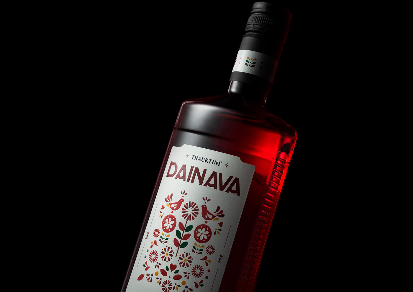 DAINAVA TRAUKTINE 葡萄酒包装设计