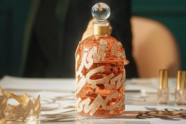 娇兰x Céline Cléron170周年娇兰蜂蜜瓶设计