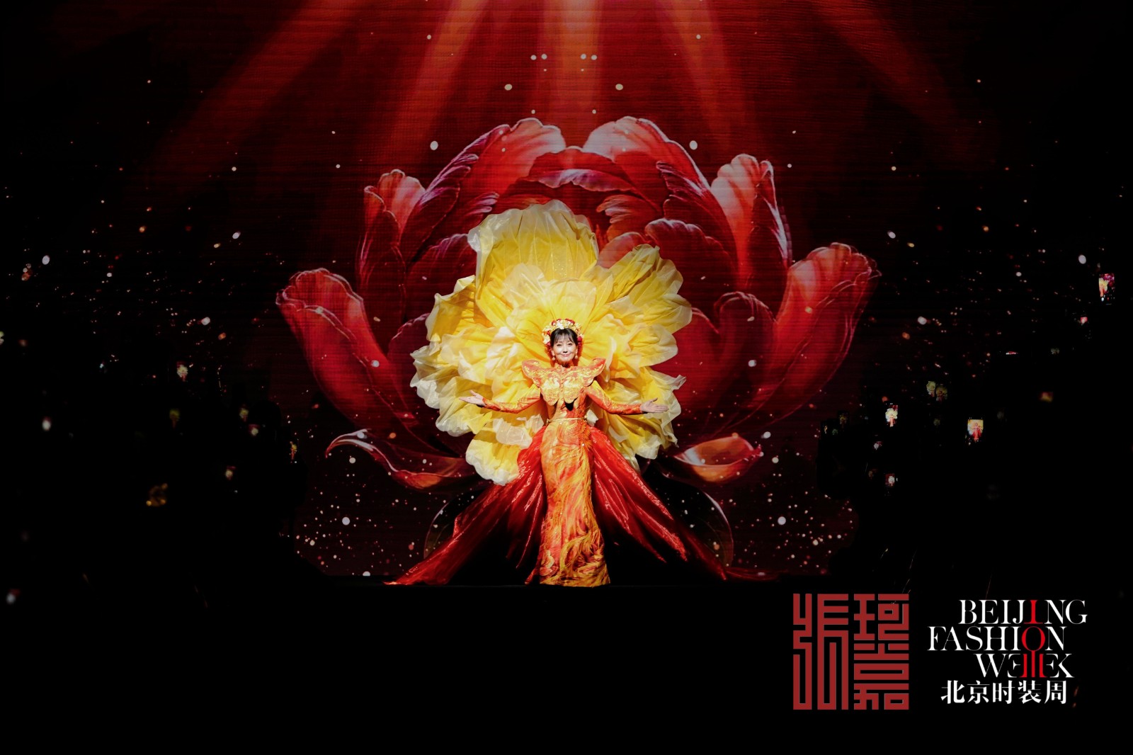 73岁赵雅芝压轴北京时装周,凤穿牡丹惊艳全场,岁月难掩东方风骨 73岁赵雅芝压轴北京时装周,凤穿牡丹惊艳全场,岁月难掩东方风骨