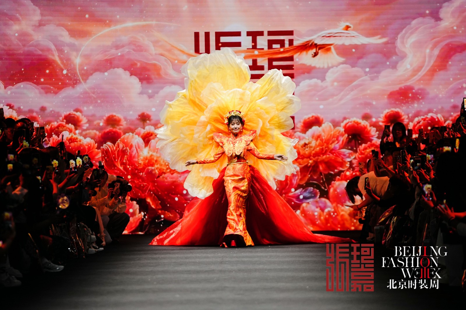 73岁赵雅芝压轴北京时装周,凤穿牡丹惊艳全场,岁月难掩东方风骨 73岁赵雅芝压轴北京时装周,凤穿牡丹惊艳全场,岁月难掩东方风骨