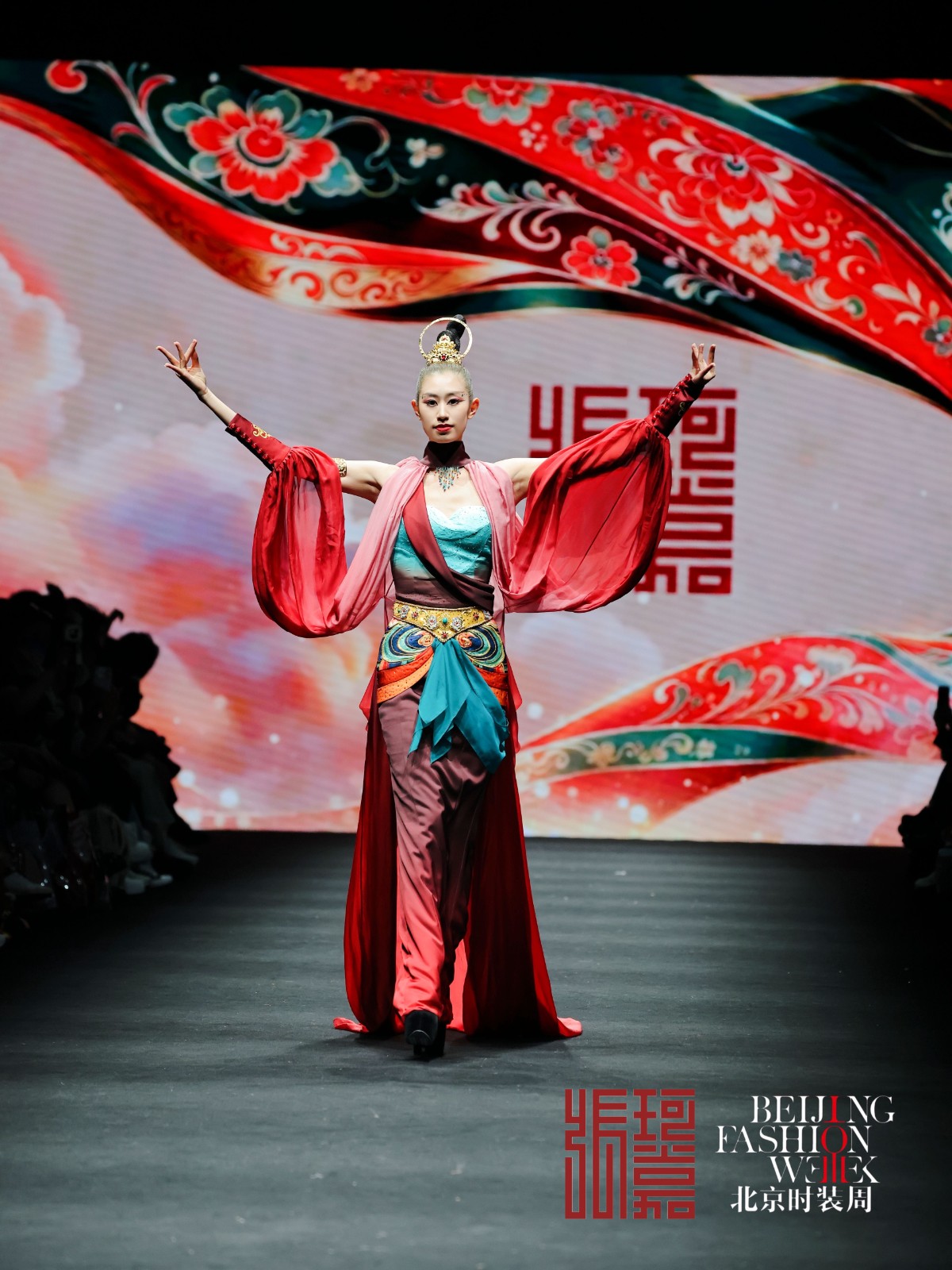 73岁赵雅芝压轴北京时装周,凤穿牡丹惊艳全场,岁月难掩东方风骨 73岁赵雅芝压轴北京时装周,凤穿牡丹惊艳全场,岁月难掩东方风骨