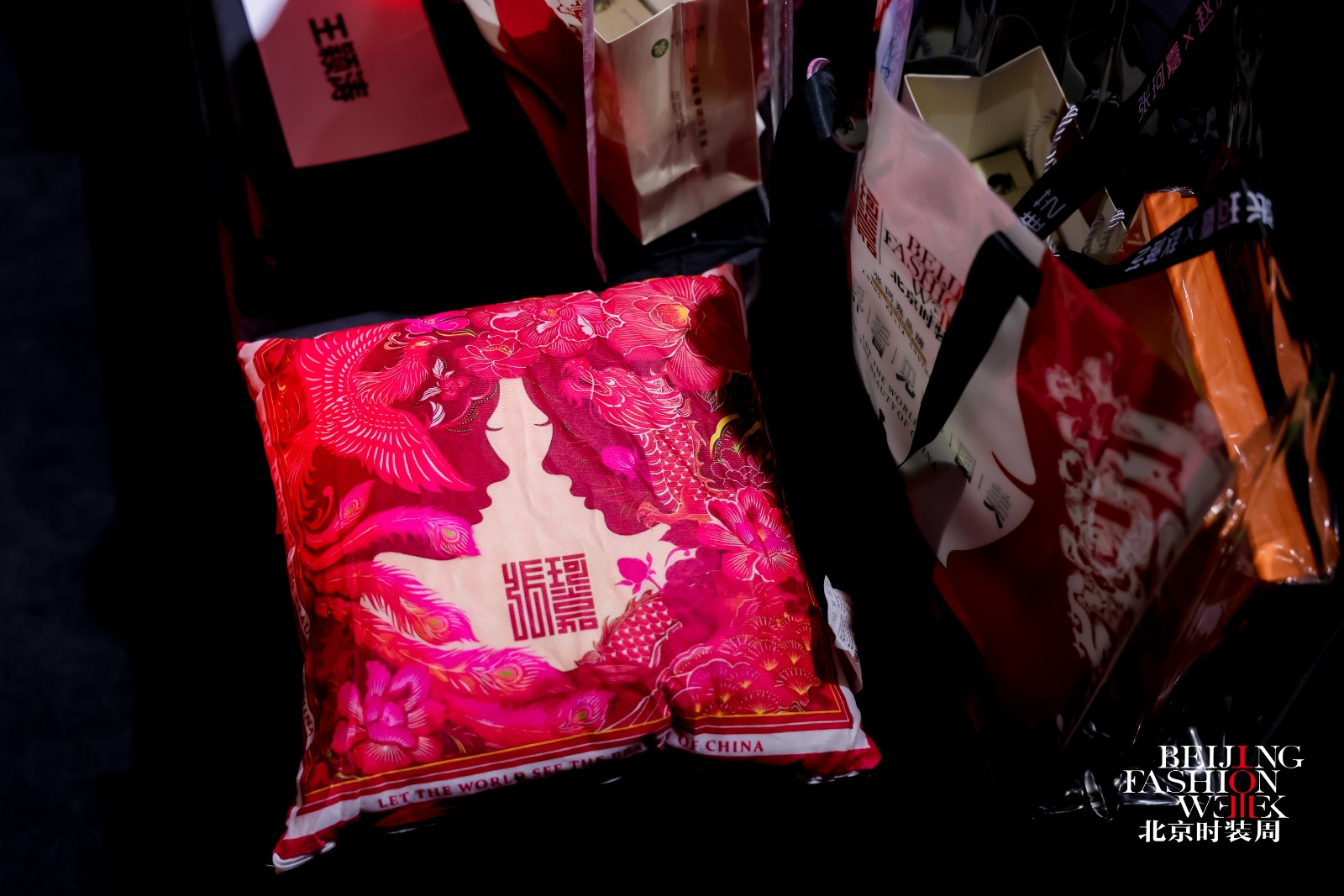 73岁赵雅芝压轴北京时装周,凤穿牡丹惊艳全场,岁月难掩东方风骨 73岁赵雅芝压轴北京时装周,凤穿牡丹惊艳全场,岁月难掩东方风骨